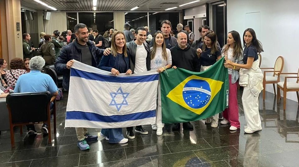 Segundo grupo de brasileiros repatriados de Israel devido à guerra contra o Hamas chegam ao Rio de Janeiro