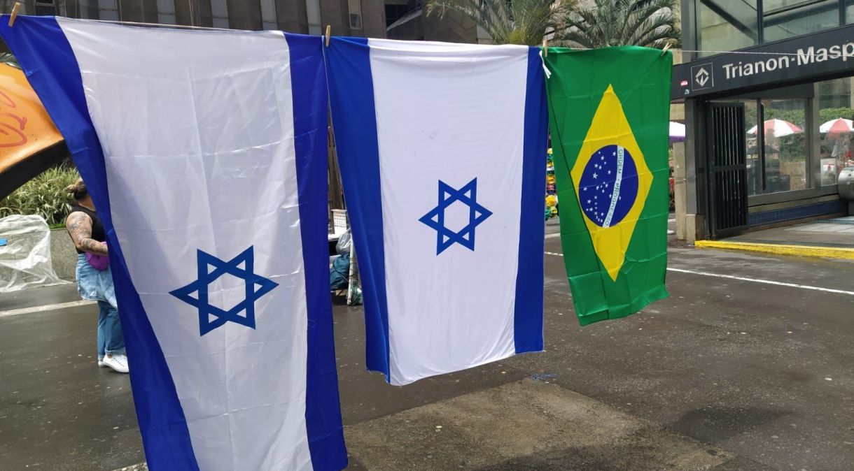 Bandeiras de Brasil e Israel