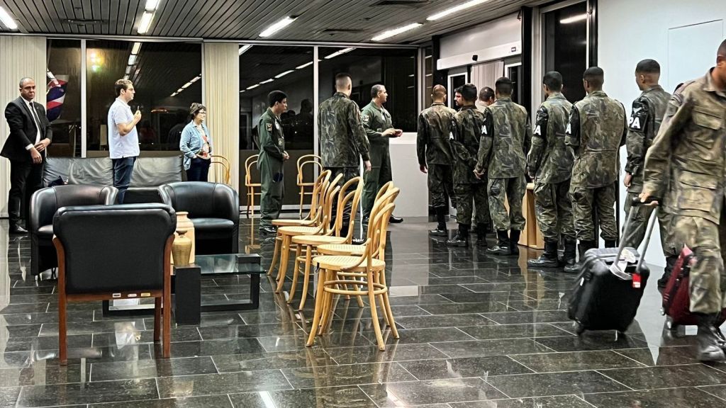 Militares durante recepção do quarto grupo de brasileiros repatriados de Israel após ataques do Hamas