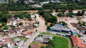 Tempestade no estado gerou alagamentos e fortes ventos que atingiram mais de 57 mil pessoas em 74 municípios paranaenses e que danificaram mais de 6 mil casas e desabrigaram 829 pessoas