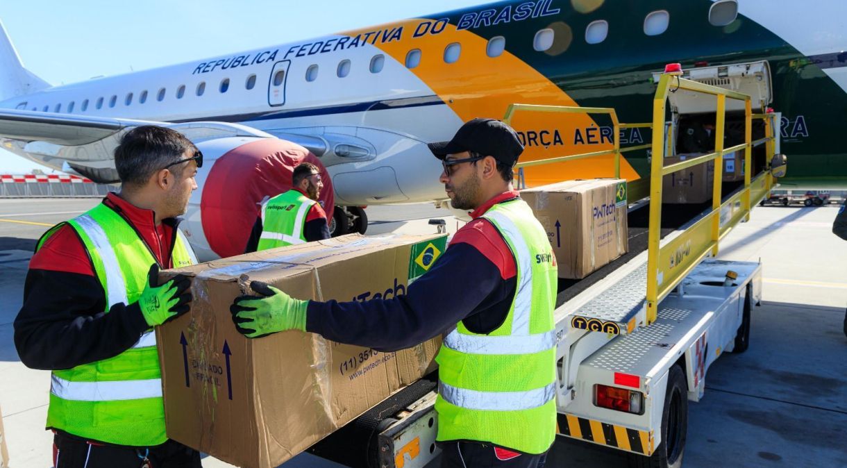 Aeronave cedida pela Presidência da República é abastecida com suprimentos para oferecer ajuda humanitária à Faixa de Gaza