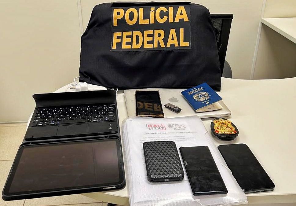 Material apreendido pela Polícia Federal em investigação sobre tráfico de trabalhadores brasileiros para Turquia