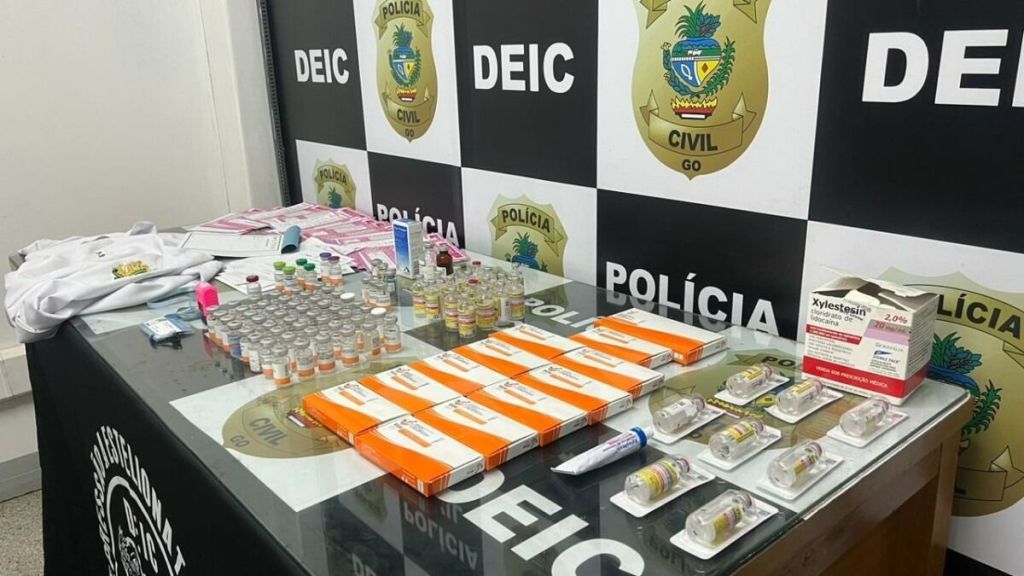 Polícia apreendeu medicamentos e anabolizantes na clínica da falsa médica em Goiânia