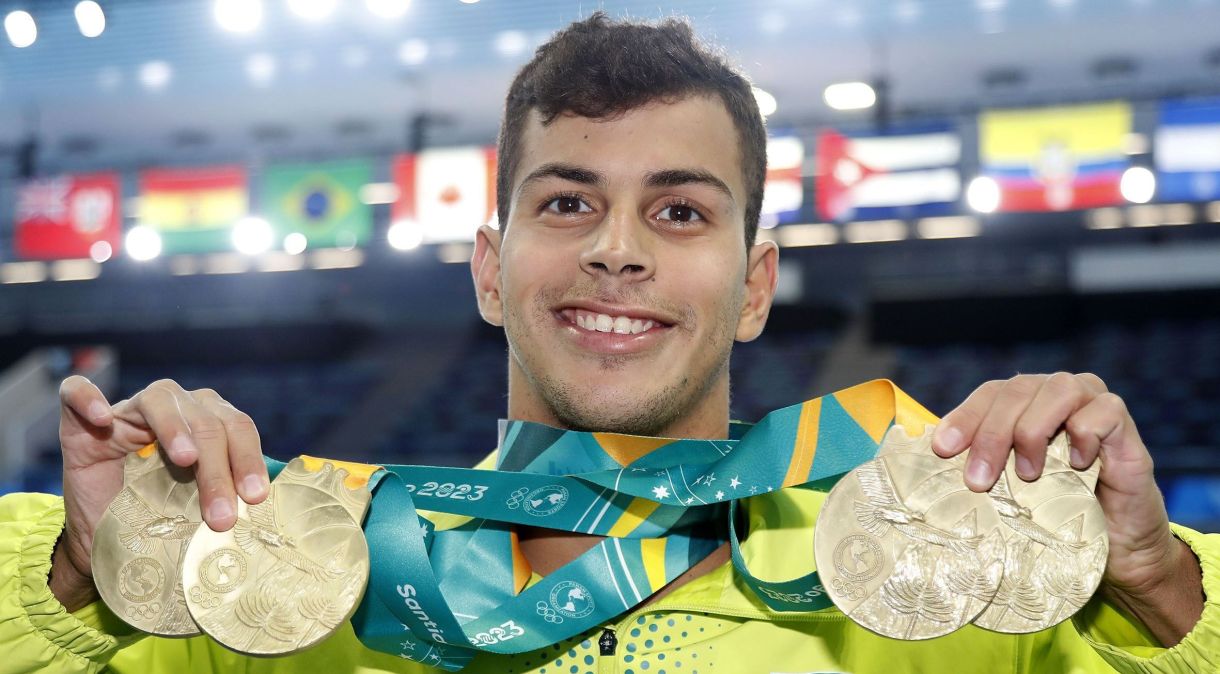 Guilherme Costa com as medalhas de ouro conquistadas no Pan de Santiago