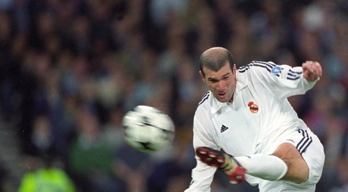 Zidane marcou um golaço de voleio que deu o 9º título de Champions League para o Real Madrid