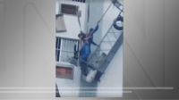 Andaime despenca e deixa dois homens pendurados em Recife; veja vídeo