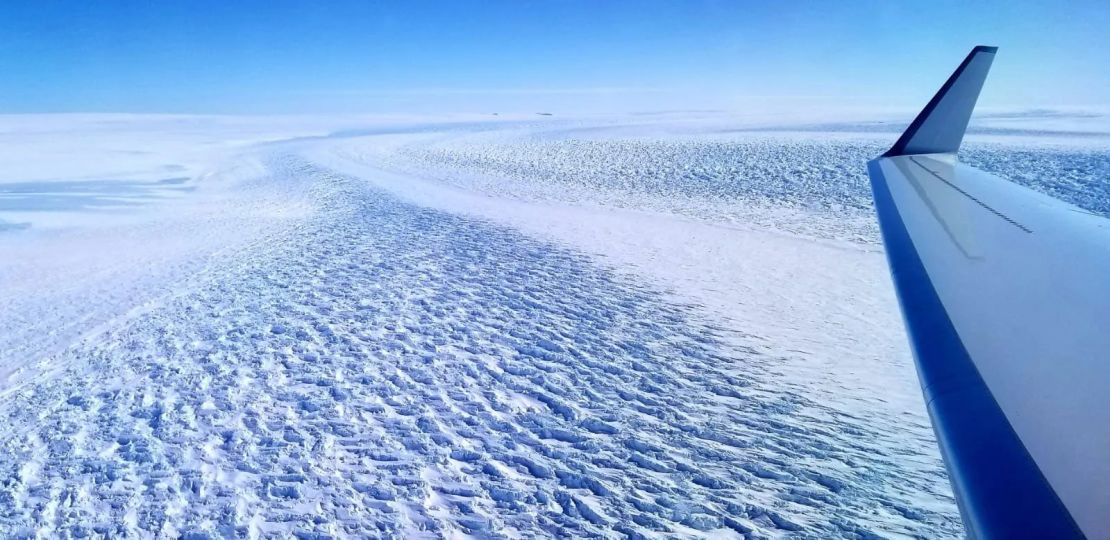 Paisagem antiga foi descoberta sob o gelo no interior da geleira Denman, no leste da Antártica, retratada aqui