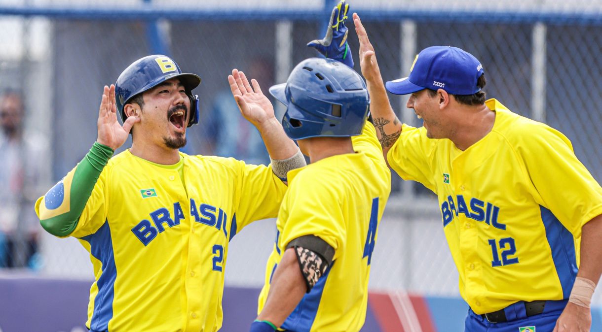 Jogadores da Seleção Brasileira de beisebol comemoram vitória sobre a Venezuela no Pan de Santiago
