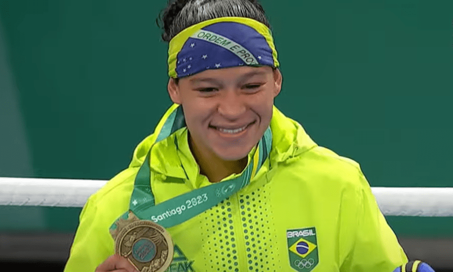 Bia Ferreira com a medalha de ouro nos Jogos Pan-Americanos