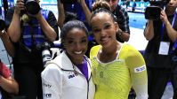 Rebeca Andrade e Simone Biles dançam juntas após Mundial de Ginástica; veja