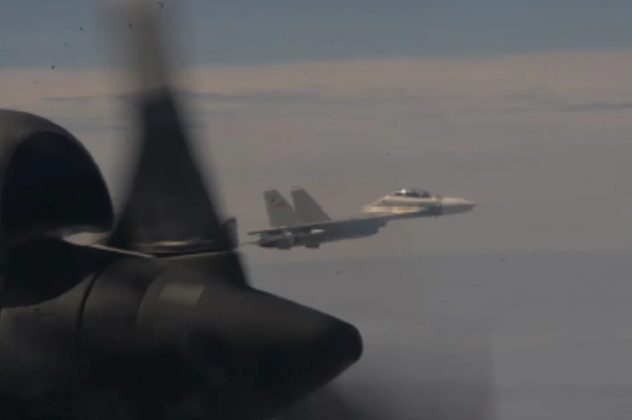 Imagens e vídeos divulgados pelo Pentágono capturam um caça do ELP durante a realização de uma interceptação coercitiva e arriscada contra um ativo dos EUA no Mar da China Oriental