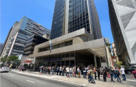 Eleitores argentinos fazem fila para votar no consulado em São Paulo