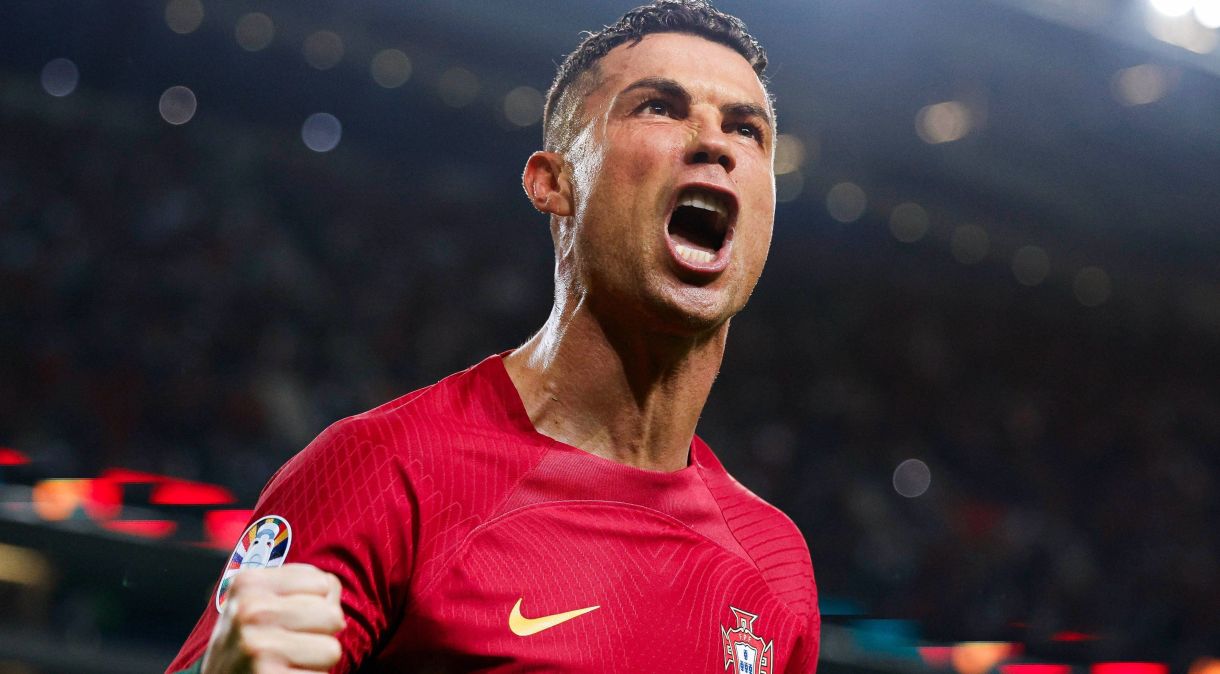 Cristiano Ronaldo comemora um dos gols que marcou sobre a Eslováquia