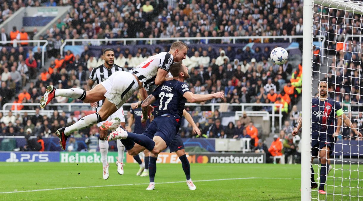 Dan Burn cabeceia para marcar o segundo gol do Newcastle sobre o PSG