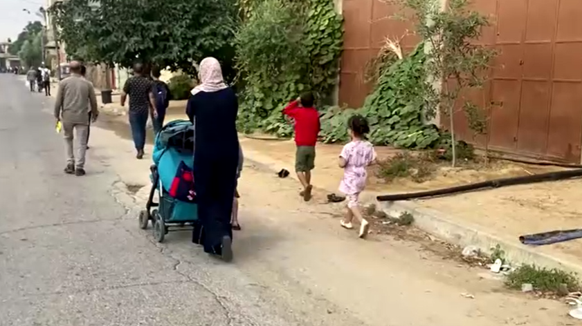Famílias palestinas deixam suas casas às pressas após Israel ser bombardeado por mísseis do Hamas neste sábado (7)