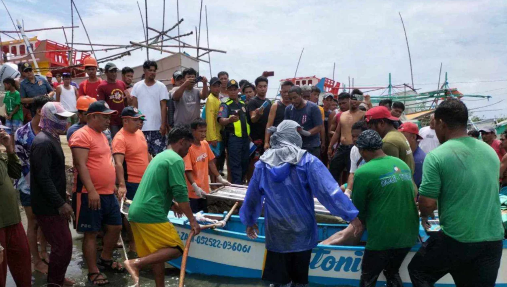 Sobreviventes chegam à costa da província de Pangasinan em 3 de outubro, após uma colisão no Mar da China Meridional