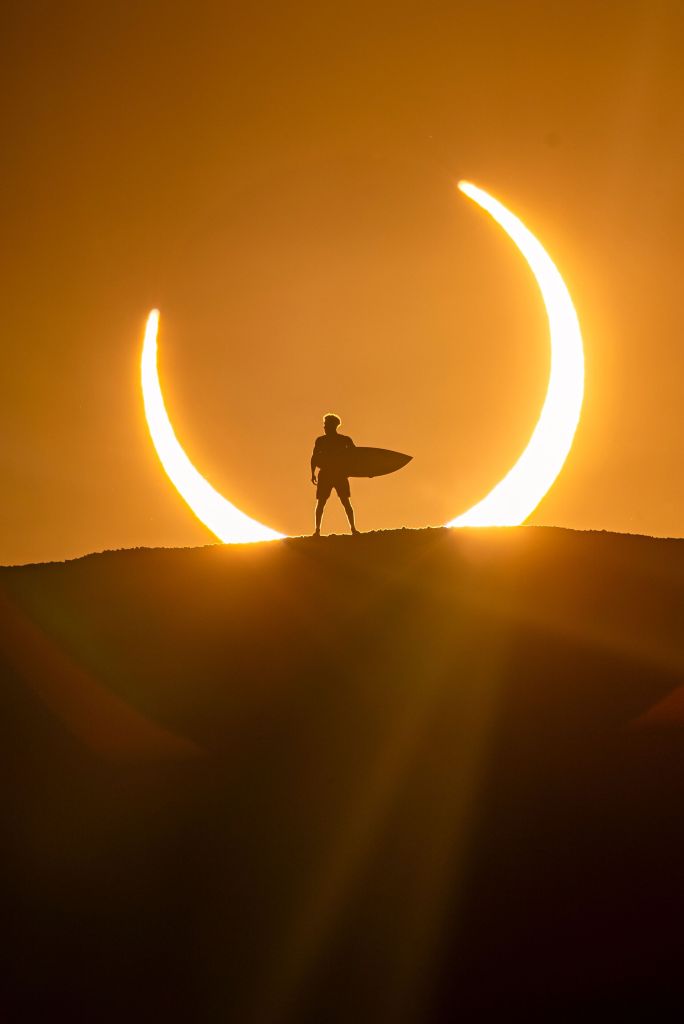Ítalo Ferreira faz ensaio no eclipse solar que lembra um "anel de fogo"