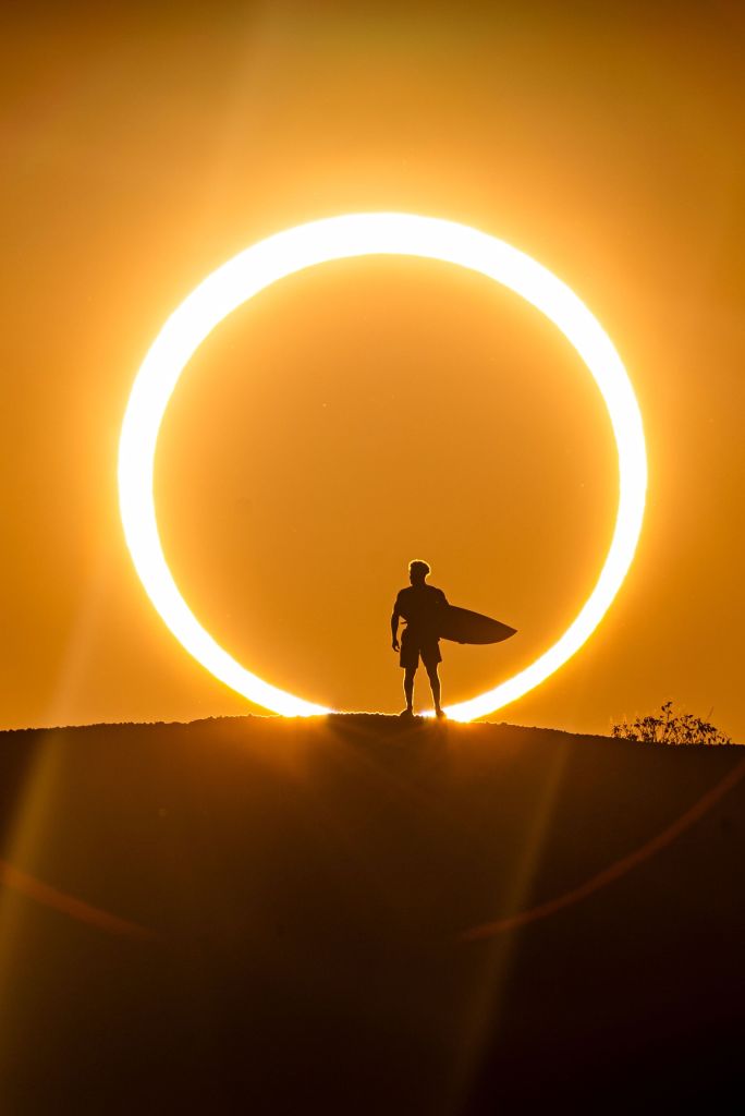 Ítalo Ferreira faz ensaio no eclipse solar que lembra um "anel de fogo"