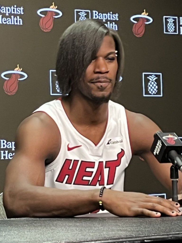 Jimmy Butler com visual 'emo' no Media Day do Miami Heat. Crédito: NBA/reprodução