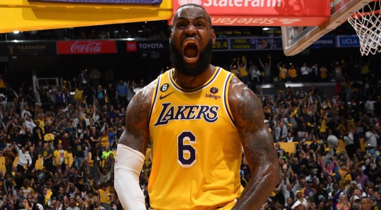 Lebron James defende os Lakers desde 2018