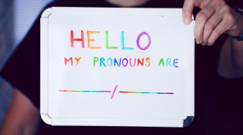 Linguagem gramatical LGBTQIAPN+ vem substituindo, mesmo à revelia de uma revisão oficial, termos e palavras consideradas prejudiciais a uma política de maior diversidade e inclusão no nosso vocabulário