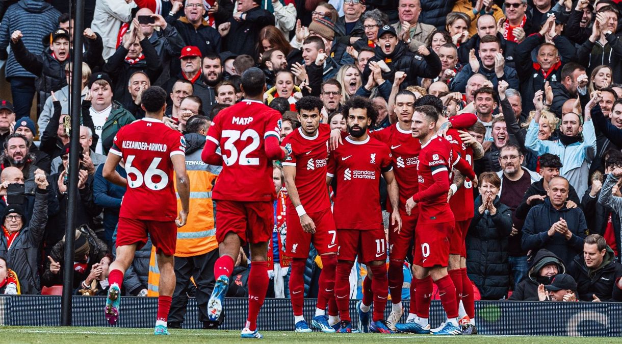 Jogadores do Liverpool celebram gol de Mohamed Salah