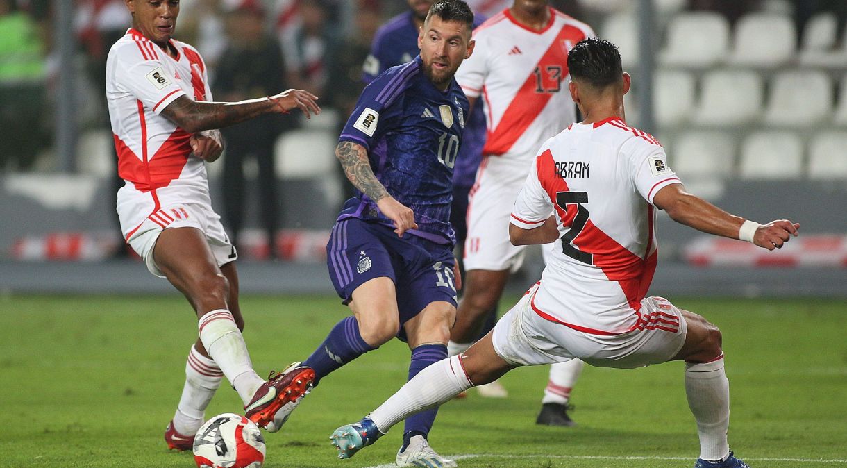Messi marcou os dois gols da Argentina sobre o Peru