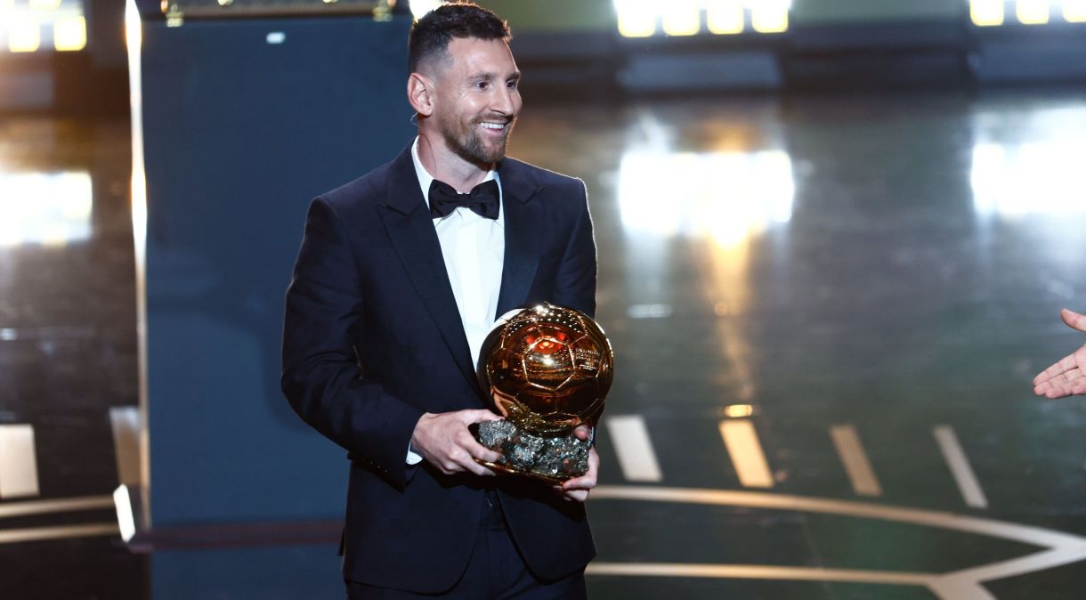 Messi com sua oitava Bola de Ouro, vencida na França