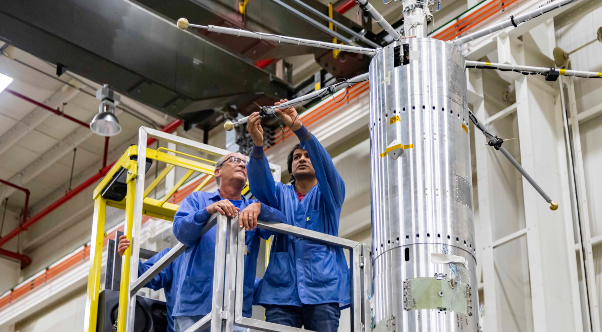 O técnico mecânico John Peterson, do Wallops Flight Facility da NASA, e Barjatya verificam as seis barras que transportam os sensores científicos sensíveis após um teste de implantação de rotação bem-sucedido