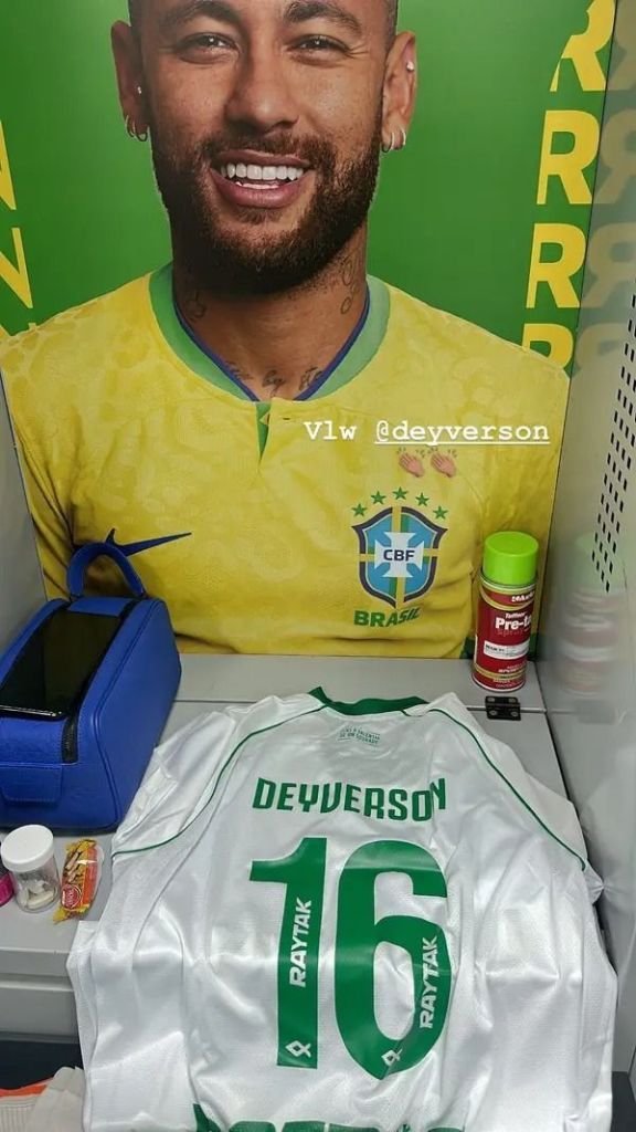 Camisa que Deyverson deu de presente para Neymar