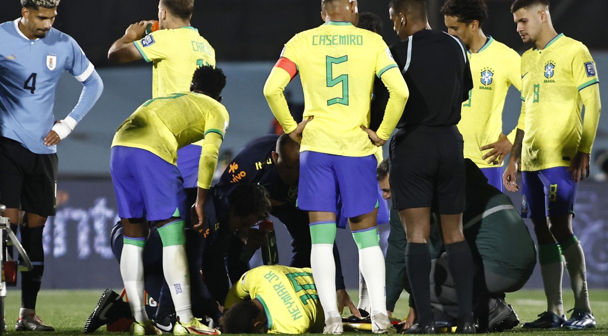 Neymar chora após sentir lesão no joelho em Uruguai x Brasil