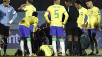 Uruguai x Brasil: Neymar sofre torção grave no joelho e sai chorando de maca