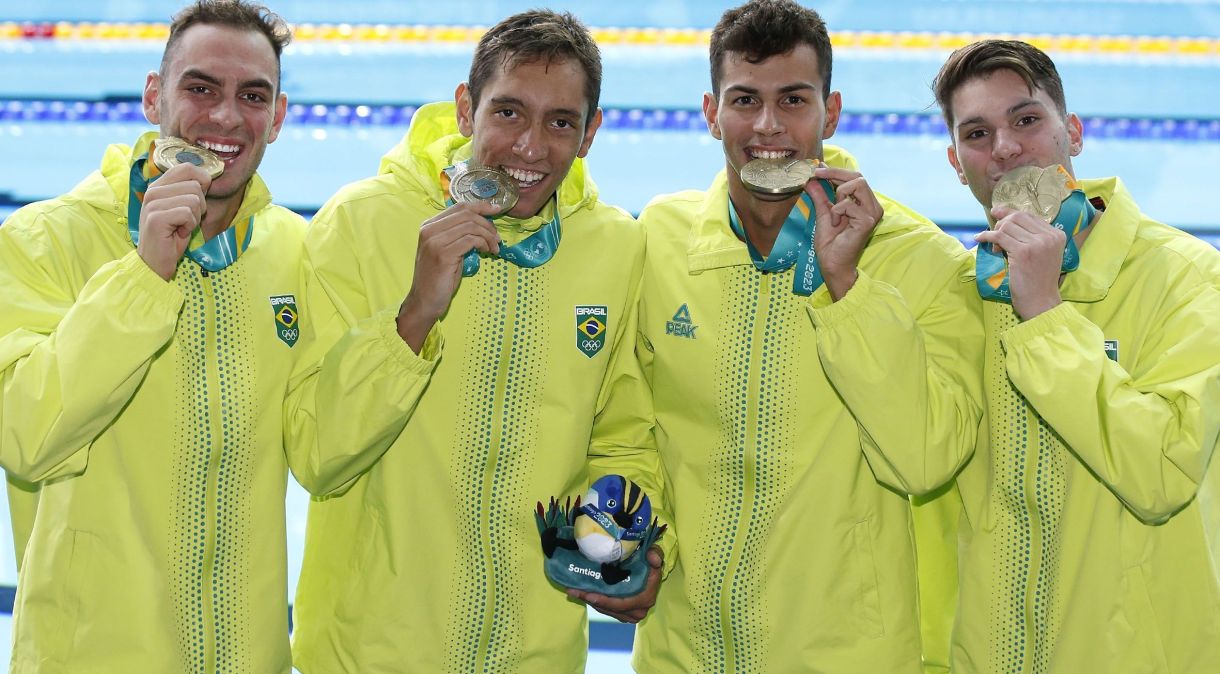 Nadadores brasileiros com a medalha de ouro do revezamento 4x200 masculino