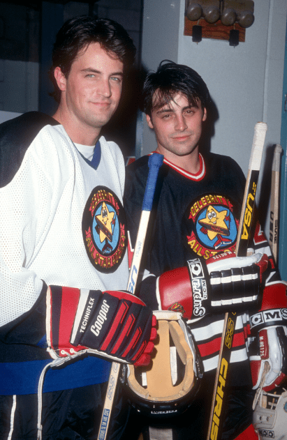 Matthew Perry e Matt LeBlanc em evento de hóquei no gelo