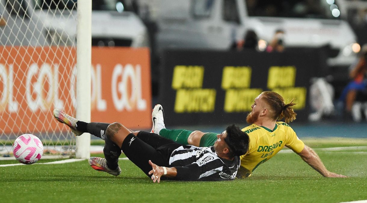 Isidro Pitta vence duelo contra Di Plácido e marca o gol do Cuiabá sobre o Botafogo