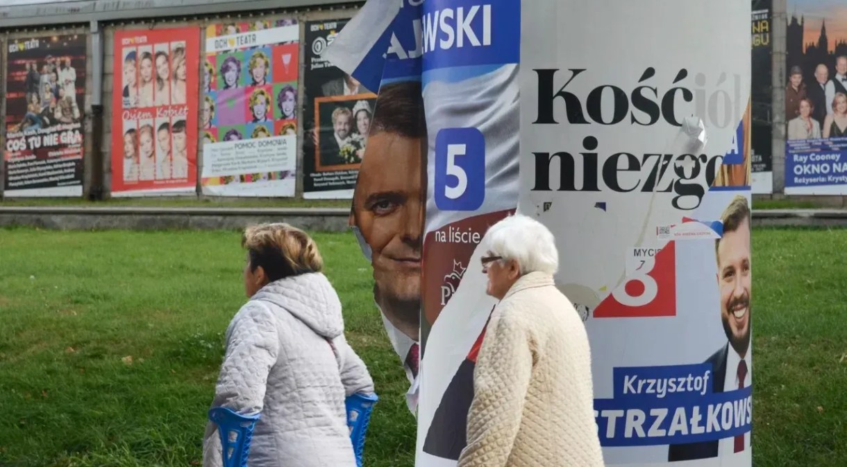 Cartaz desfigurado de um candidato do PiS flutua ao vento em Varsóvia, durante eleições polonesas