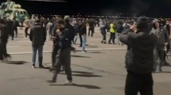 Multidão cercou avião que vinha de Tel Aviv no domingo (29); aeroporto foi fechado e voos desviados, segundo a Agência Federal Russa de Transporte Aéreo