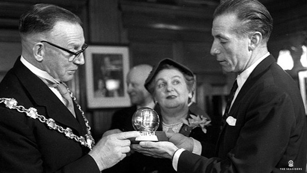 Stanley Matthews vence a primeira Bola de Ouro da história, em 1956, aos 41 anos