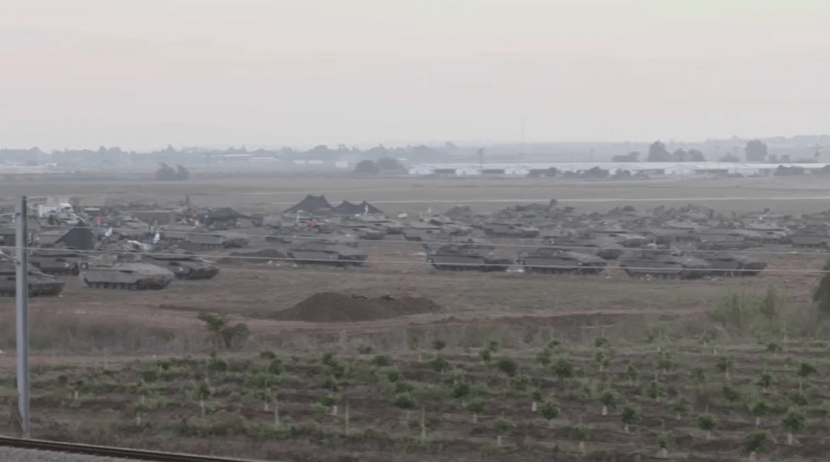 Tanques de guerra israelenses enfileirados a caminho de Gaza