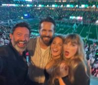 Taylor Swift assiste ao jogo de Travis Kelce ao lado de outras celebridades