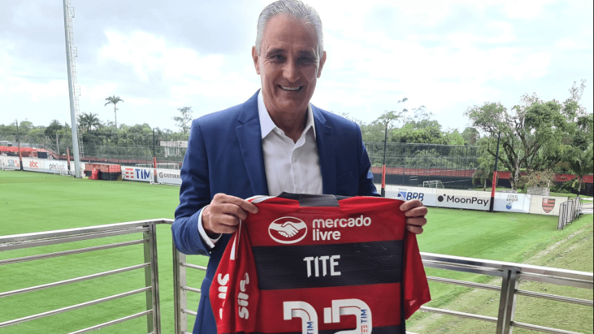 Tite chega ao CT do Flamengo.