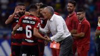 Jogadores do Corinthians são flagrados em conversa com Tite, do Flamengo