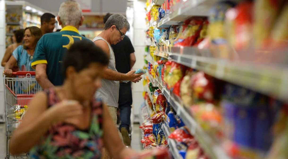 Supermercado: inflação sob controle deve "permitir que os cortes de juros avancem mais que o esperado pelo mercado", segundo Rafaela Vitória, economista-chefe do Inter