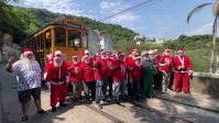 Grupo de Papais Noel passeia pelo Rio de Janeiro após formatura; acompanhe