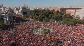Lei defendida pelo premiê Pedro Sánchez anistiu separatistas e policiais envolvidos na tentativa de independência da Catalunha em 2017