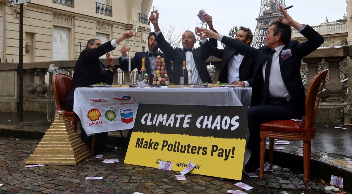 Manifestantes protestam contra empresas de combustíveis fósseis na Torre Eiffel, em Paris27/11/2023 REUTERS/Manuel Ausloos
