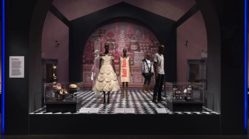 Mundos do design de roupas e da culinária têm conexões profundas e complexas, um tema explorado na exposição “Food & Fashion” do The Museum at FIT, na cidade de Nova York