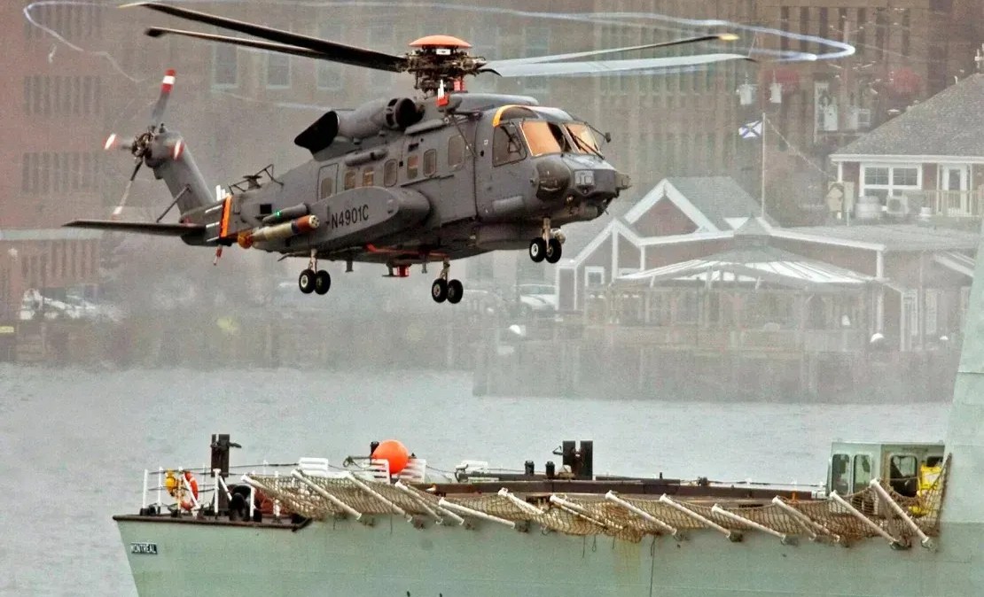 Um helicóptero militar canadense Sikorsky CH-148 Cyclone conduz voos de teste com o HMCS Montreal no porto de Halifax em 2010