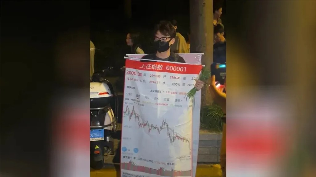 Jovem chinês se fantasia como índice da bolsa chinesa para Halloween