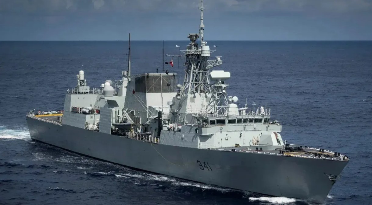 O HMCS Ottawa atravessa o Mar da China Meridional